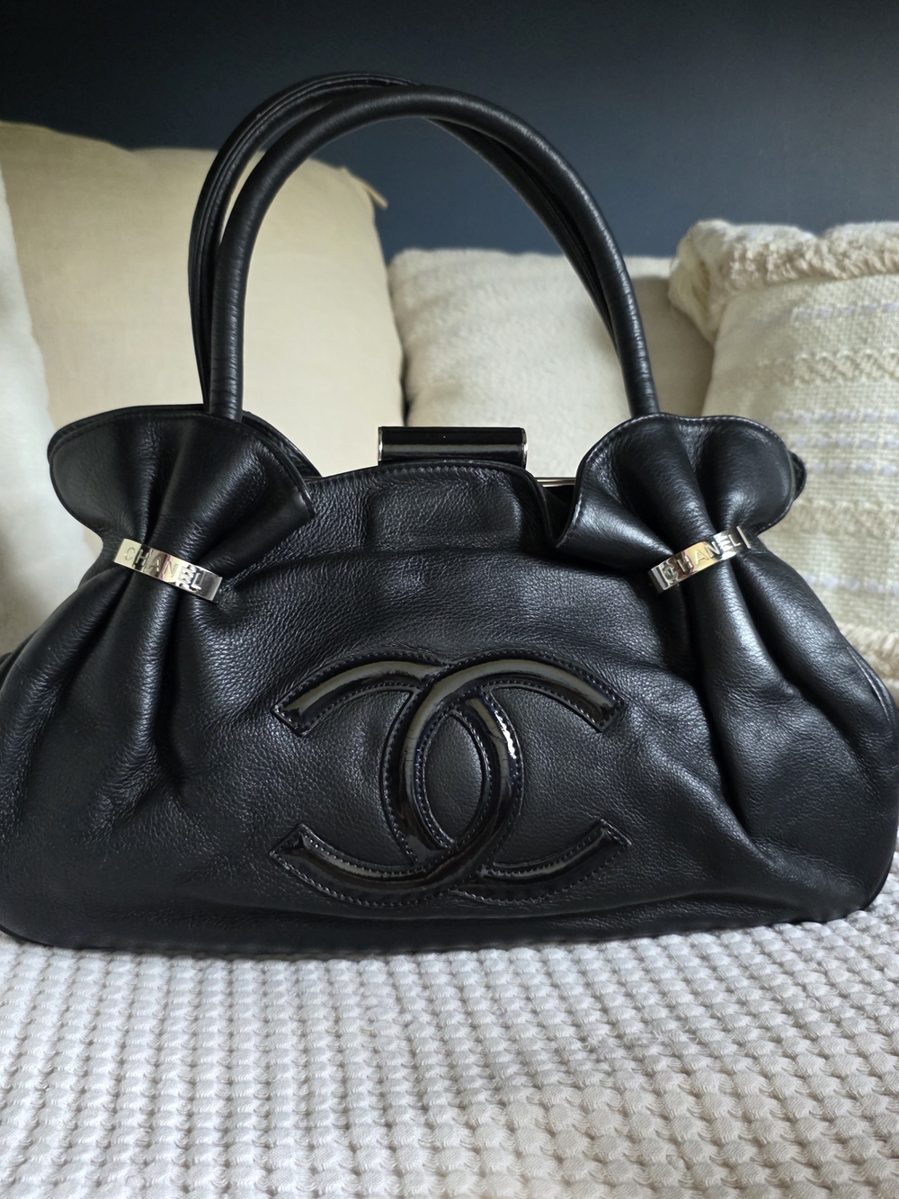 ChaNel Black Lambskin Bow Top Kiss Lock Handle Bag